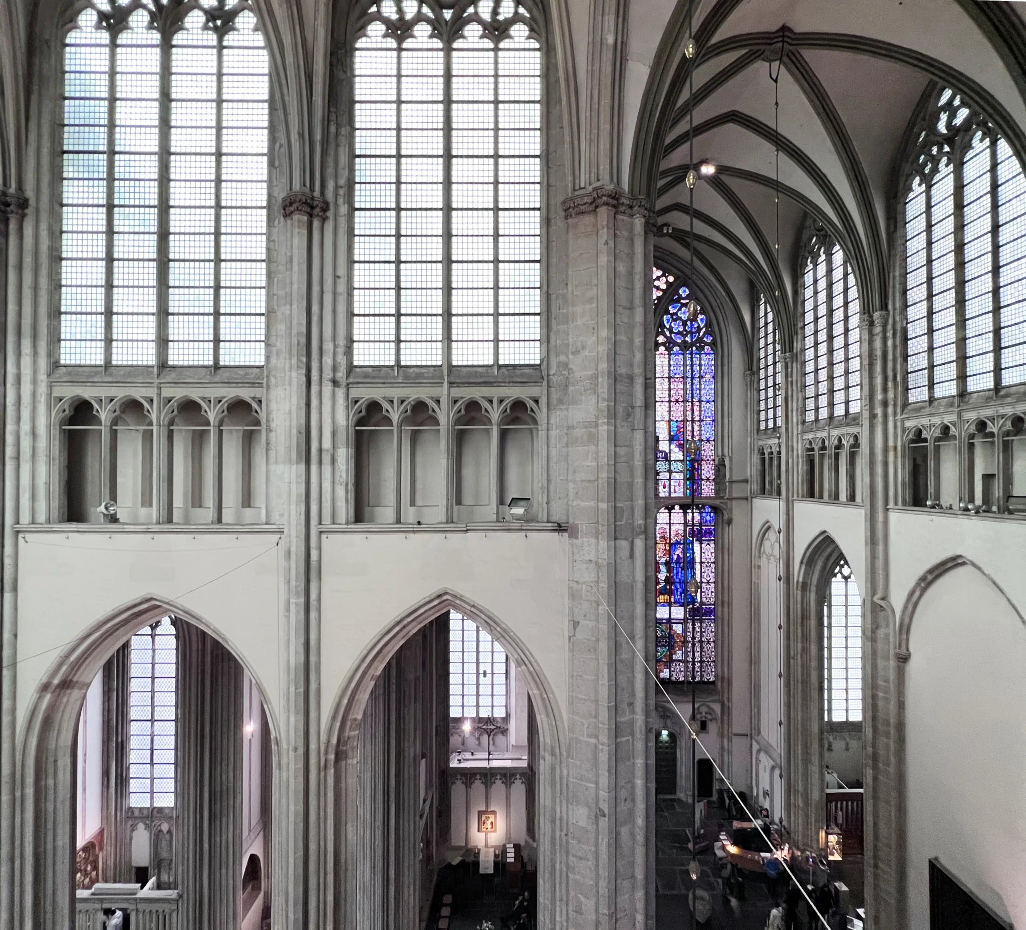 고딕 양식 성당 내부 및 평화로운 회랑 정원 탐방